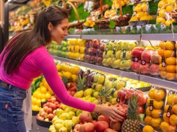 Franquicia de supermercados con sección de frutas y verduras frescas, cliente comprando en tienda moderna