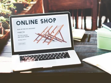 Tienda online en ordenador portátil, ejemplo de franquicia digital y ecommerce rentable