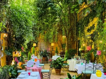 Franquicia de restauración en España con restaurante al aire libre, decoración andaluza y ambiente gastronómico entre naturaleza y tradición.