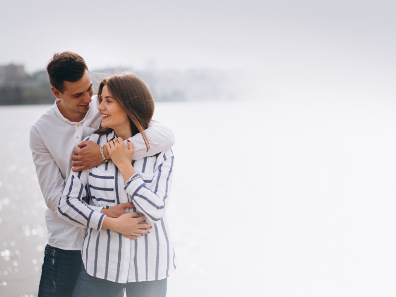 PAREJA-NOVIOS-ABRAZO