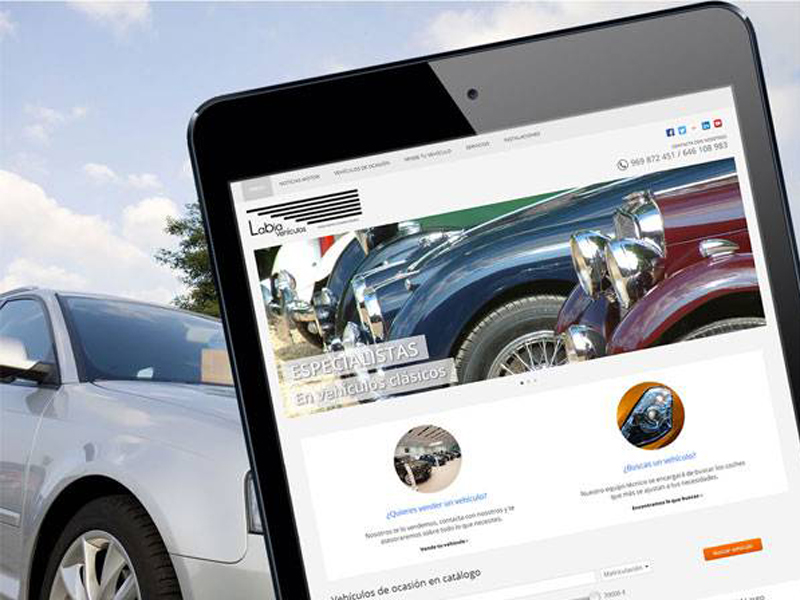 Pantalla de tablet con labia vehiculos