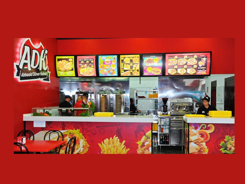Mostrador de la franquicia ADK (Abbasid Döner Kebab) 