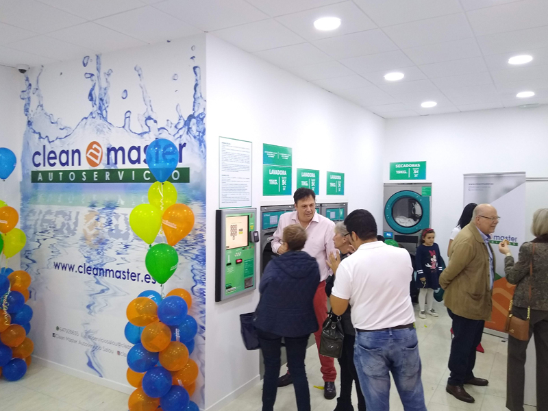 gente-interior-clean-master-autoservicio