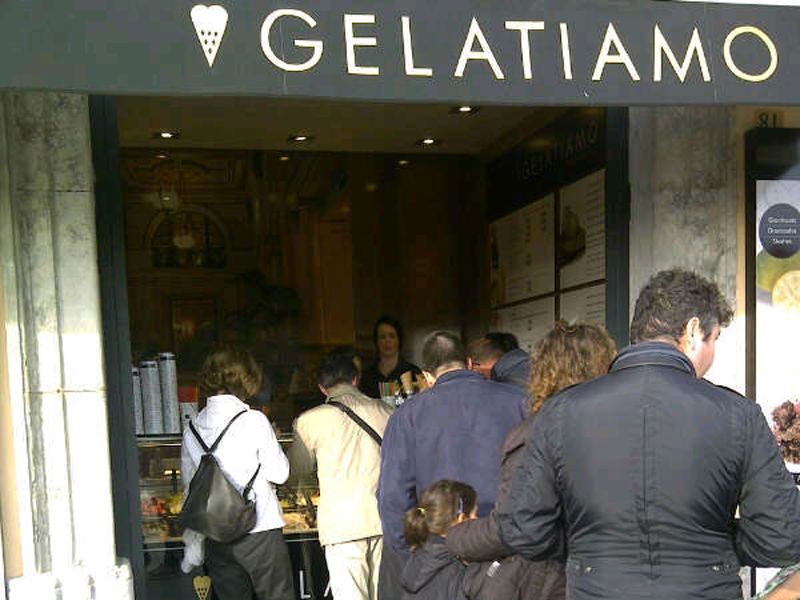Entrada a tienda llena de gente