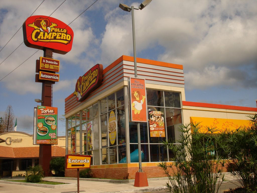 Fachada de la franquicia de Pollo Campero