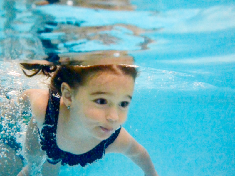 niña sumergida bajo agua