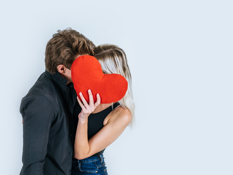 PAREJA-BESOS