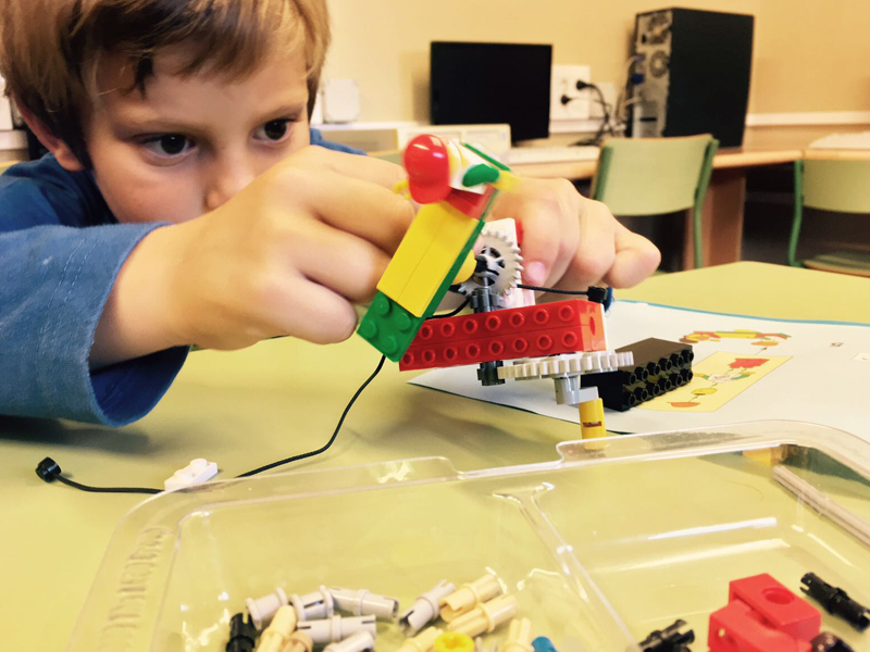Niño-jugando-legos