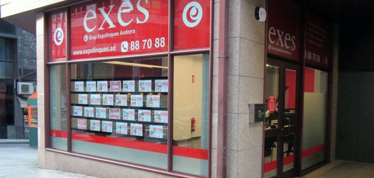 Vista exterior de una agencia inmobiliaria expofincas