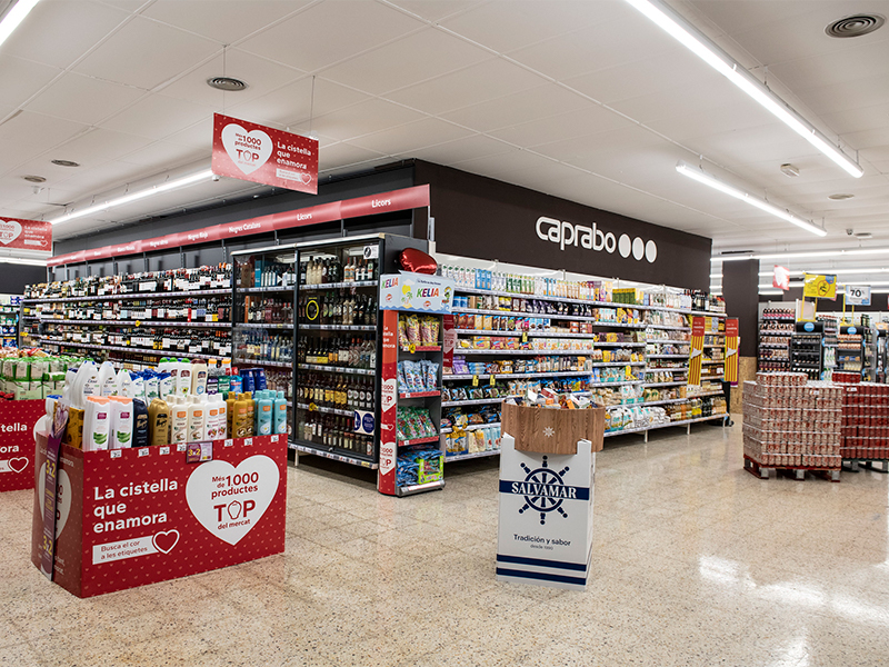 estantes con productos supermercado Caprabo
