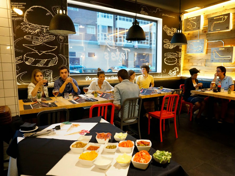 Interior de la franquicia de Tate´s Burger 