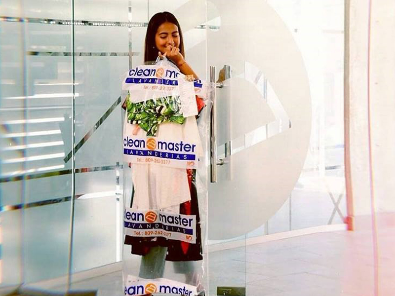 Chica-bolsa-clean-master-tintoreria