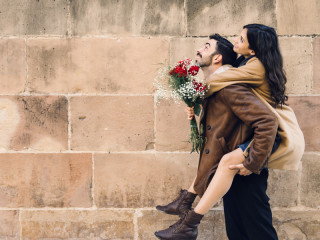 NOVIOS-COGIDOS POR LA CALLE
