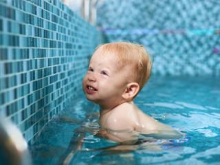 niño en la piscina Baby Survival Swim