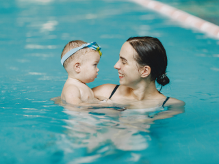 mujer con niño en en la piscina