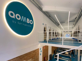 Interior de la franquicia QOMBO Pilates