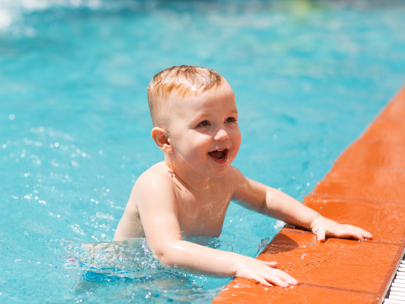 niño saliendo de la piscina