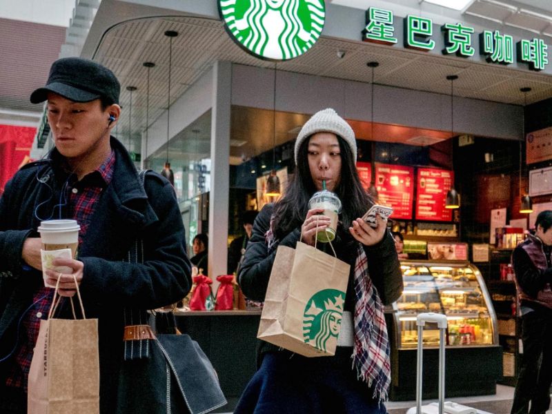 La cadena de cafeterías Starbucks y el Grupo Alibaba hacen un acuerdo