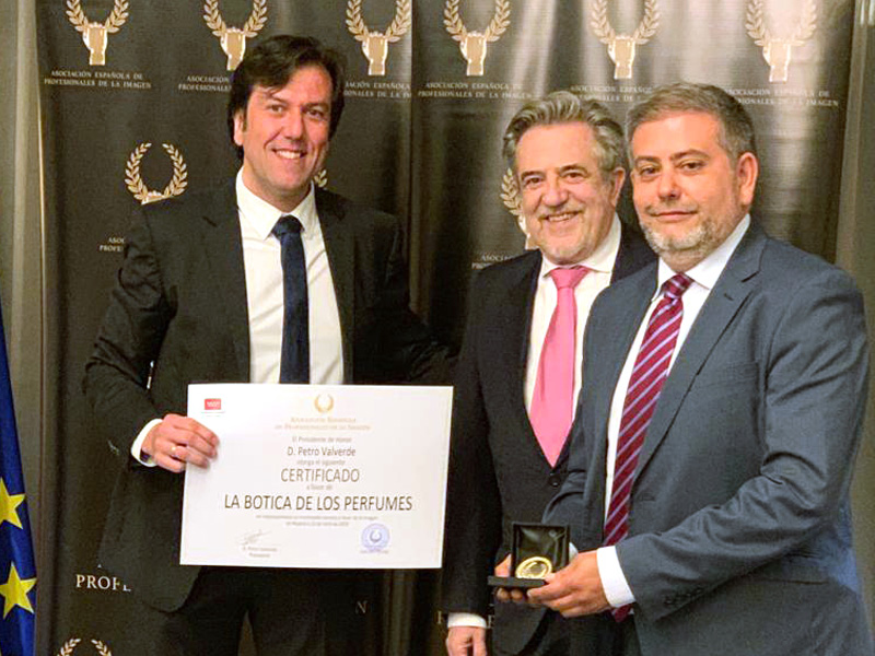 Entrega de premio medalla de oro la botica de los perfumes