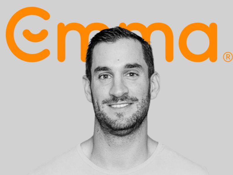 Gauthier Derrien, Director de Emma – The Sleep Company, frente al logotipo de la marca
