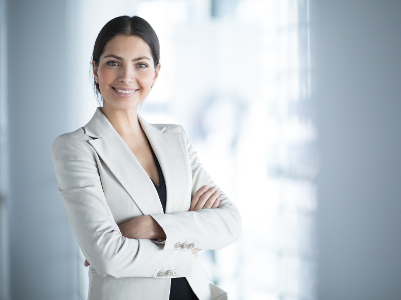 Mujer empresaria representando liderazgo y empoderamiento femenino en el entorno profesional