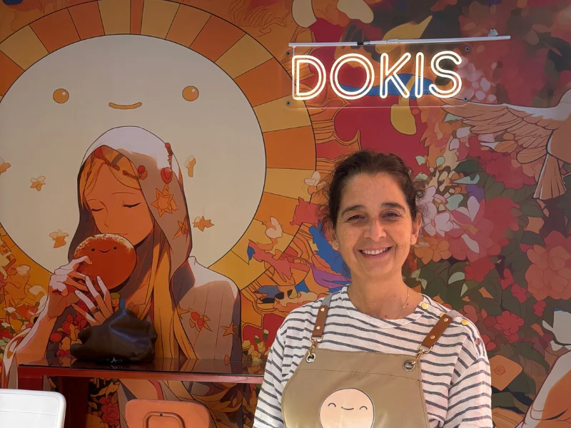 Fundadora de la franquicia Dokis en su local, marca de fast food saludable que fusiona gastronomía japonesa y mediterránea.