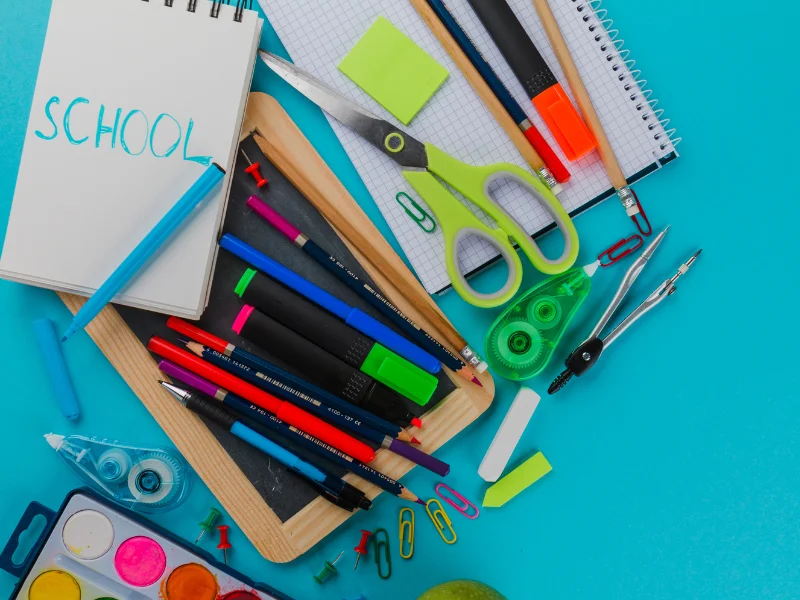 Material escolar para la vuelta al cole, símbolo del impulso que reciben las franquicias de educación y retail en septiembre.