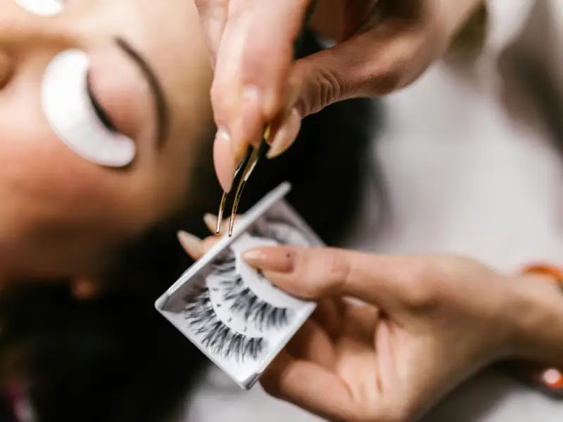 Poniendo pestañas postizas en una franquicia de Lashes & More