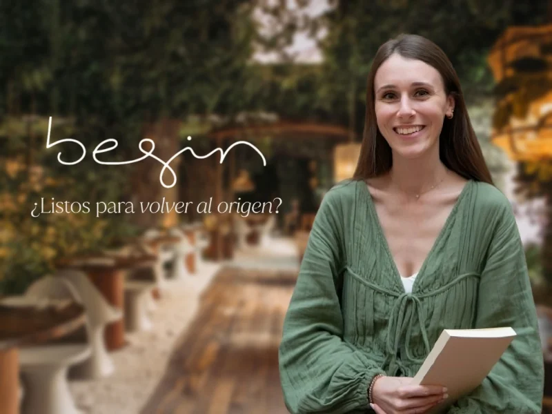 Léa Frémiot, responsable de expansión de Begin, frente a un restaurante Begin con el lema de la marca: ¿Listos para volver al origen?