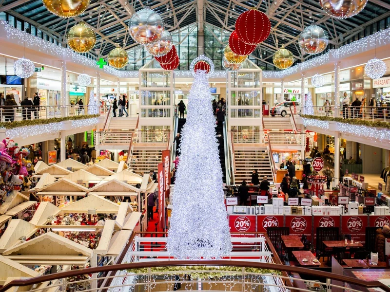 Centro comercial en navidad con franquicias