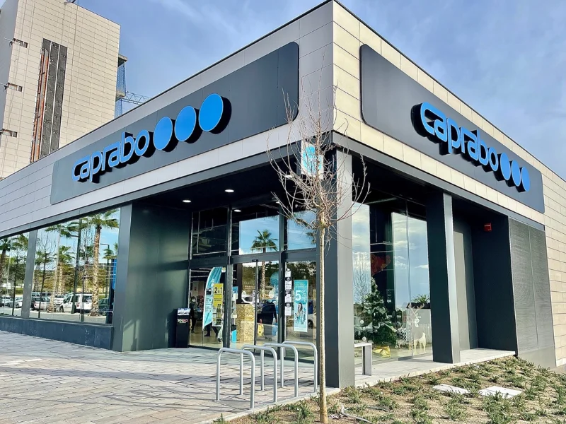 Fachada de un supermercado Caprabo de nueva generación en Cataluña, con diseño moderno y señalización corporativa visible