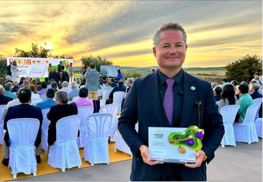 Jorge Coelho en ceremonia por su innovación en franquicias sostenibles