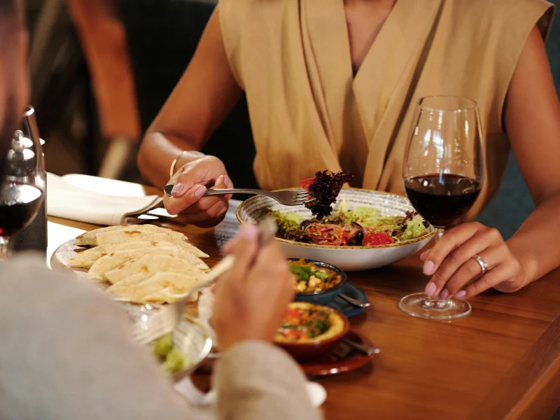 Personas disfrutando de una comida en restaurante de franquicia gastronómica, símbolo de la nueva experiencia del consumidor en restauración.