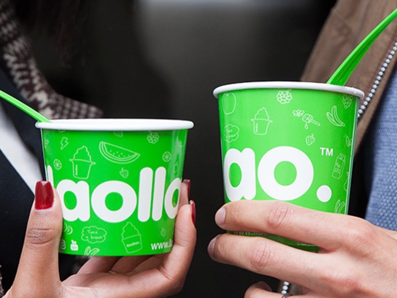 Dos helados de la marca llaollao con cuchara