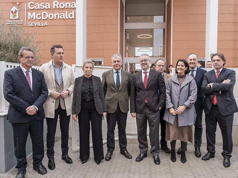 Personas de instituciones celebrando la 5 casa de McDonald´s