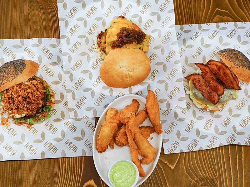 Hamburguesas en una mesas de la propia franquciia La Pepita Burguer Bar