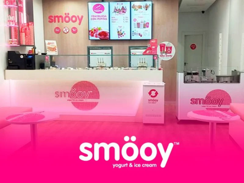 Interior de una franquicia Smöoy, local de yogur helado y ice cream con diseño moderno en España