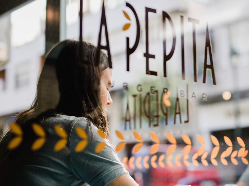 mujer comiendo dentro de un local de la franquicia