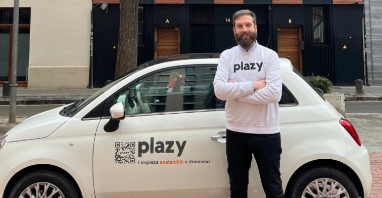 Franquicia Plazy con emprendedor junto a coche corporativo de limpieza sostenible a domicilio