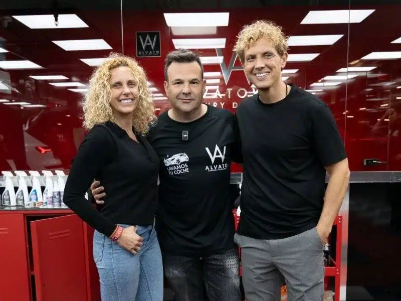 Alicia Coronel, Hernán Martínez y José Elías en Alvato Carwash Detailing, franquicia líder en lavado ecológico de coches.
