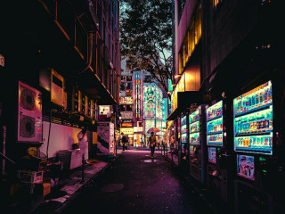 Maquinas de vending en una calle de noche
