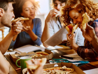 Amigos comiendo pizzas