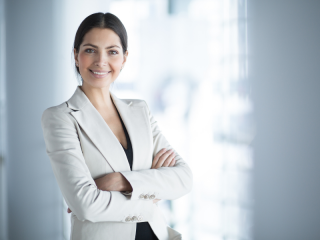 Mujer empresaria representando liderazgo y empoderamiento femenino en el entorno profesional
