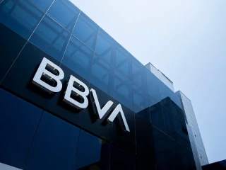 Fachada de oficinas de BBVA en España, entidad que incrementa un 33% la financiación a franquicias en 2025