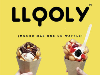 Dos manos cogiendo helados de la la franquicia Llooly