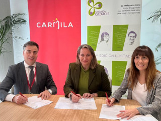Carmmila y Fundación Capacis firmando un acuerdo de inlcusión laboral