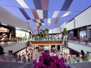 Interior de un centro comercial Carmila