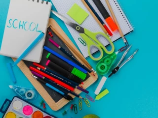 Material escolar para la vuelta al cole, símbolo del impulso que reciben las franquicias de educación y retail en septiembre.