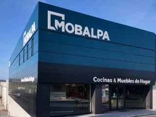 Fachada de una tienda Mobalpa en España, especializada en cocinas y muebles de hogar a medida