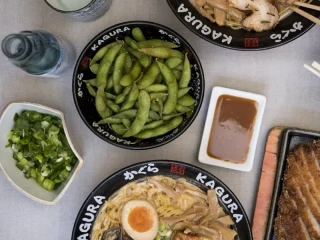 Platos hechos de calidad de la franquicia Ramen Kaugura